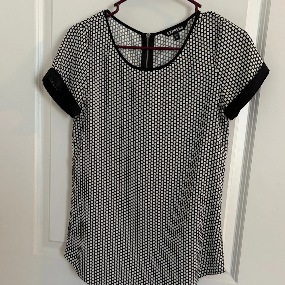 Express Black White Geometric Print Short Sleeve Blouse Size XS - Picture 2 of 6